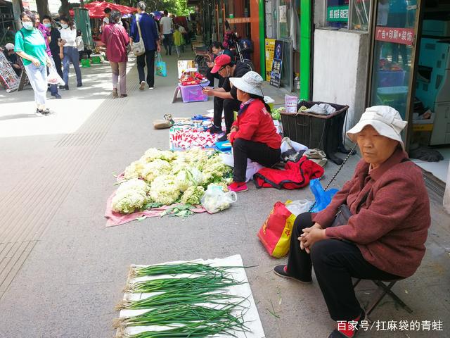 这个位于二热十字以南的早市与过去有了明显变化,摆摊的人多了,售卖