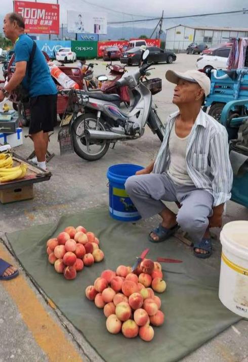 对于地摊热,农村人并没有太多的感想,毕竟农村集市上的摆摊从来