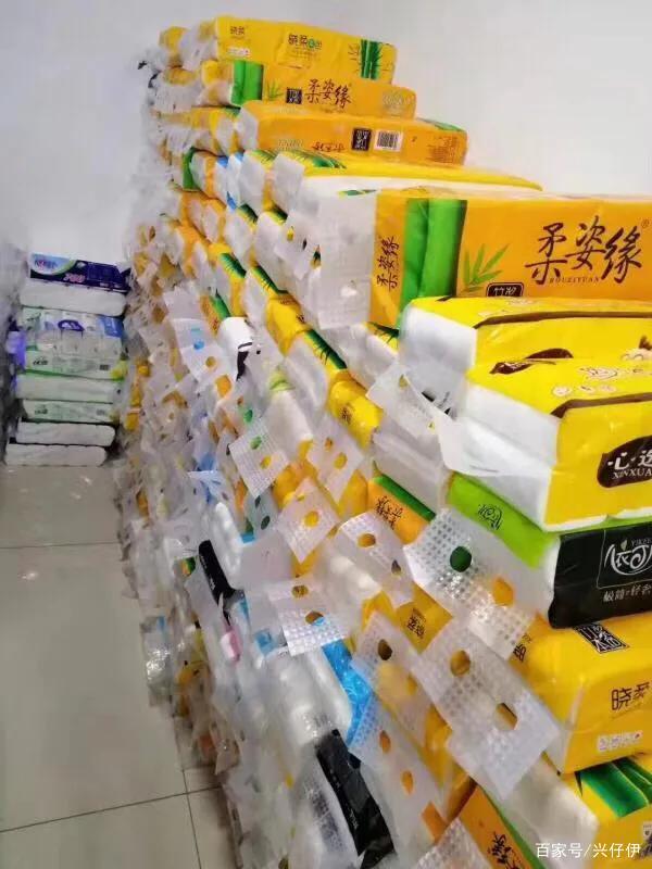 实体店做不了我就天天去摆摊卖纸巾