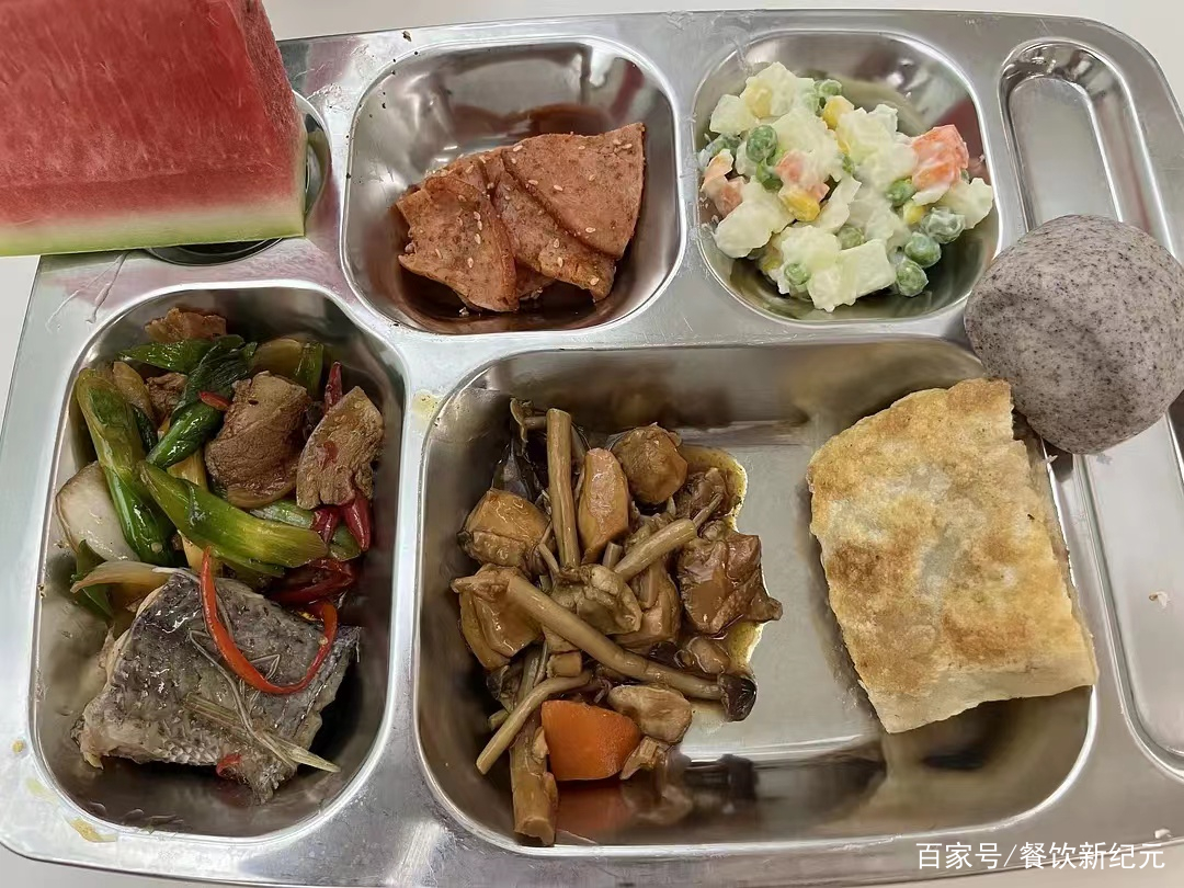 月薪2800不肯走,广东女子晒食堂伙食走红,网友:换我也不走_加盟星百度