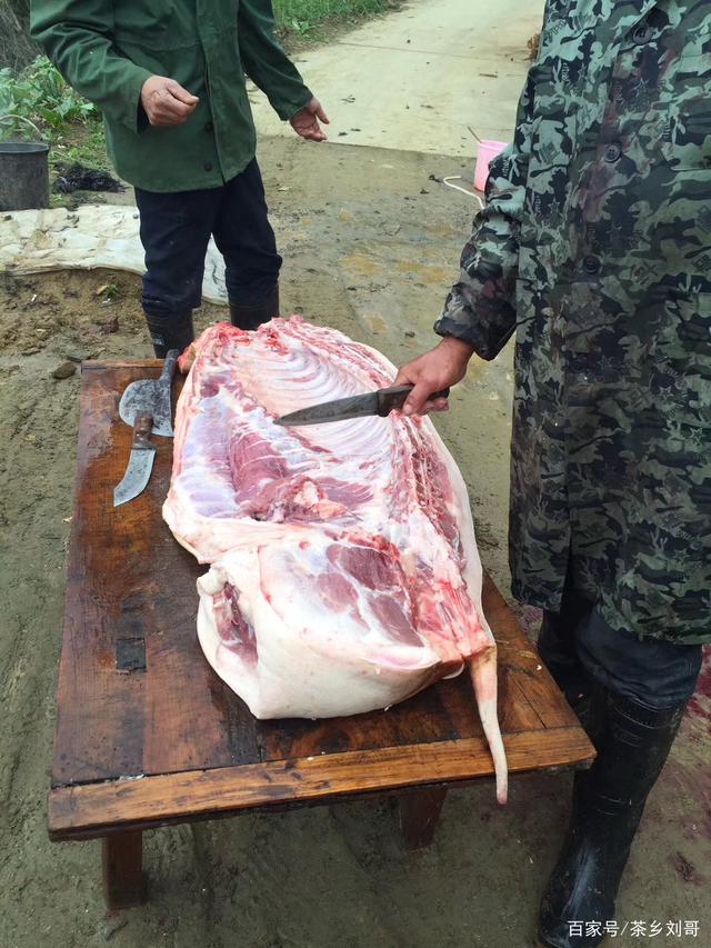 2000年以后杀猪佬儿就已经演变成了一门专门的职业,一般老百姓家杀猪