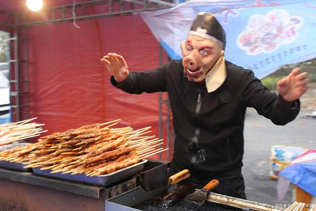 小伙投资5千元在街边装扮猪八戒卖烧烤5天回本赚得比工资多