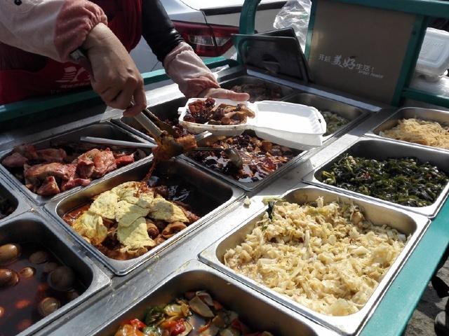 工地旁边的露天快餐店10元一份盒饭管饱工人不嫌脏吗