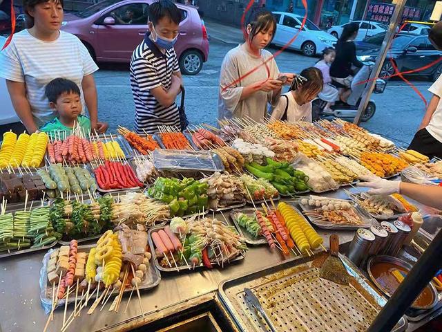 小红帽炸串小伙子创业做餐饮从小吃摊到小吃店各种滋味