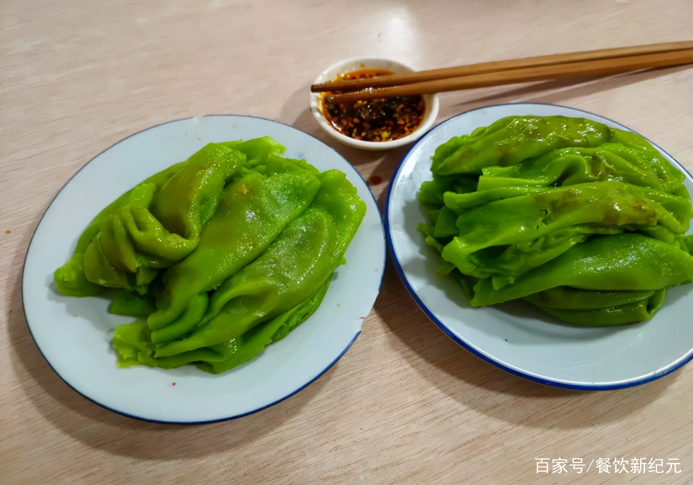 各地也有不少特色美食,比如号称"江西肠粉"的上犹包米果,这种特色美食