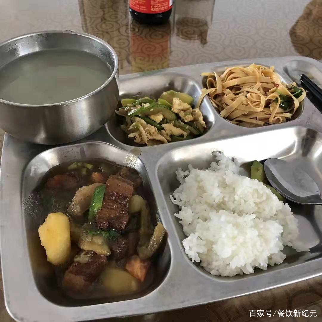 看完鴻星爾克的員工食堂後網友明年我想去踩縫紉機