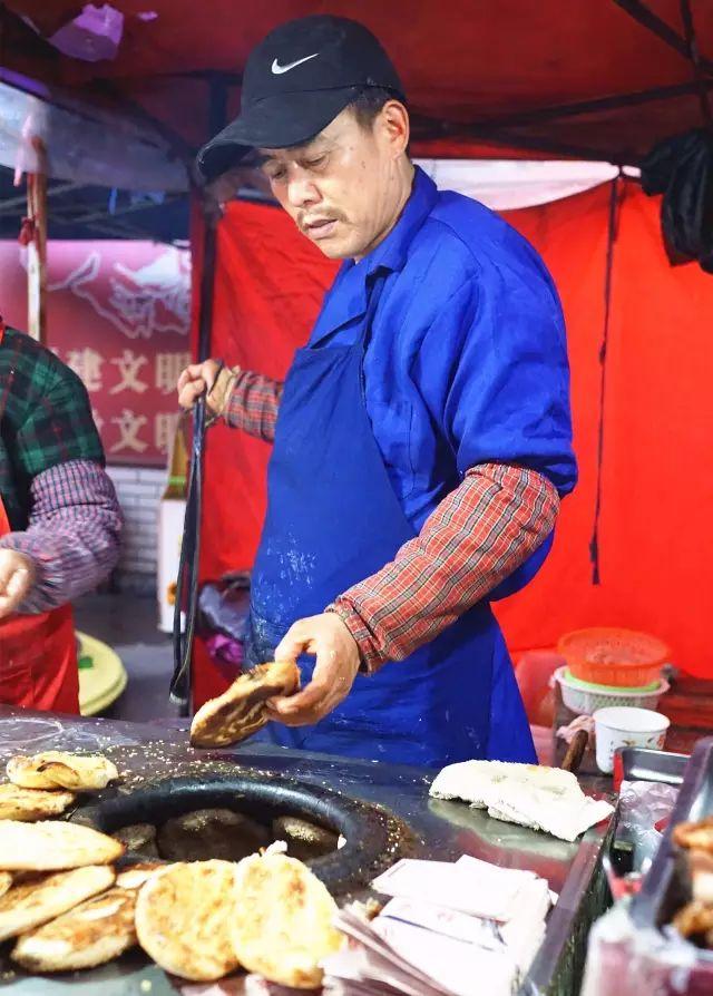 一天卖出1000个的烧饼摊从小吃到大