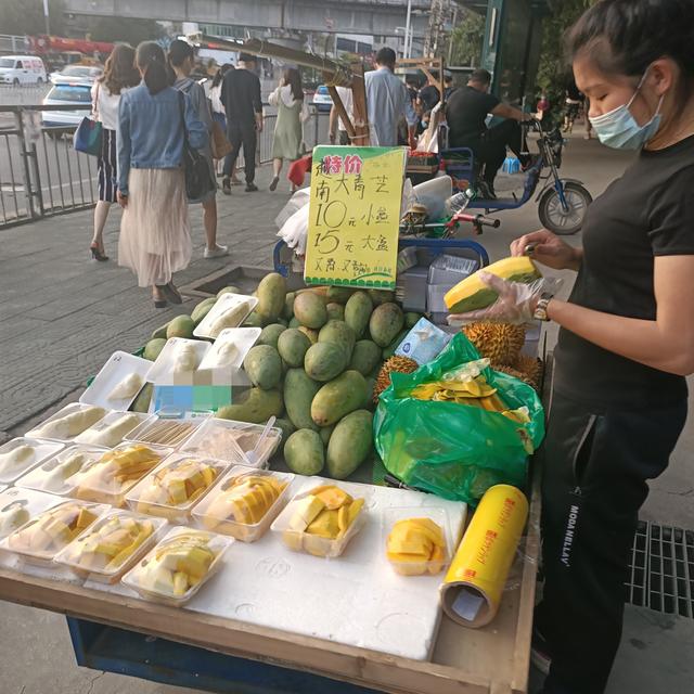 支持擺地攤了深圳這條街允許擺地攤了失業的人也有希望了