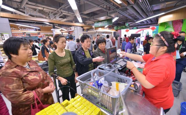 湖北大媽開超市,顧客買東西還送錢,反而年賺300萬,怎麼做的?