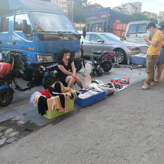 深圳全面默許擺地攤實體店老闆氣急敗壞生意還不如擺地攤的好