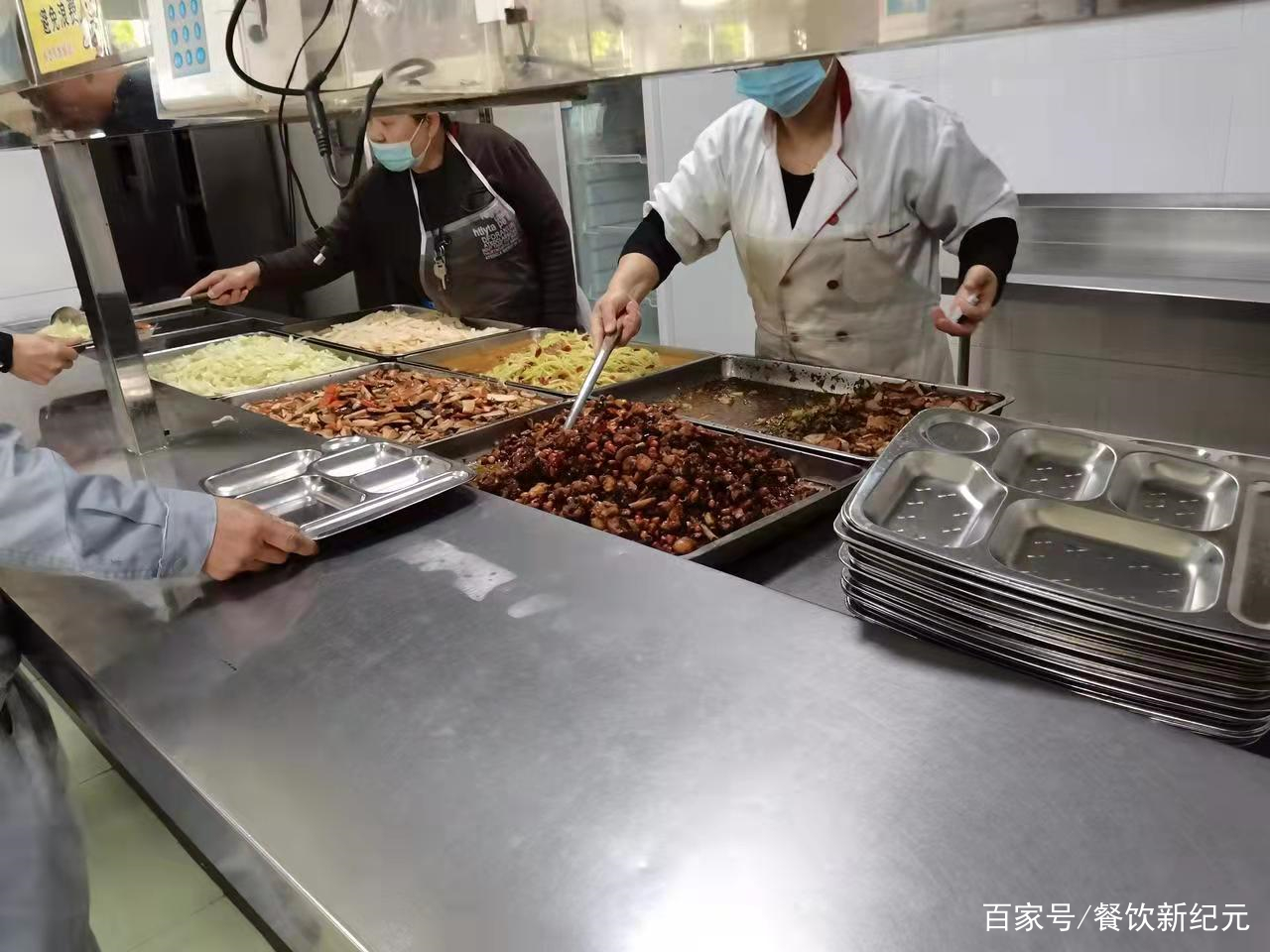 福建小伙晒新能源电池厂员工食堂走红包吃三餐菜品堪比自助餐