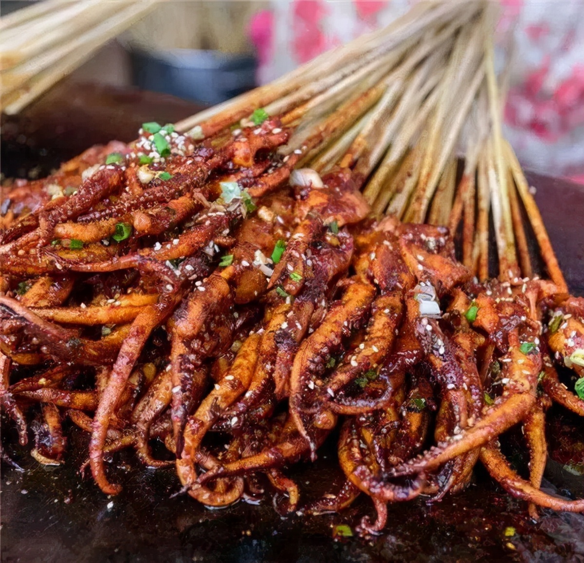 近几年来走在城市的大街小巷,随处可闻铁板鱿鱼的奇特香味,铁板鱿鱼的