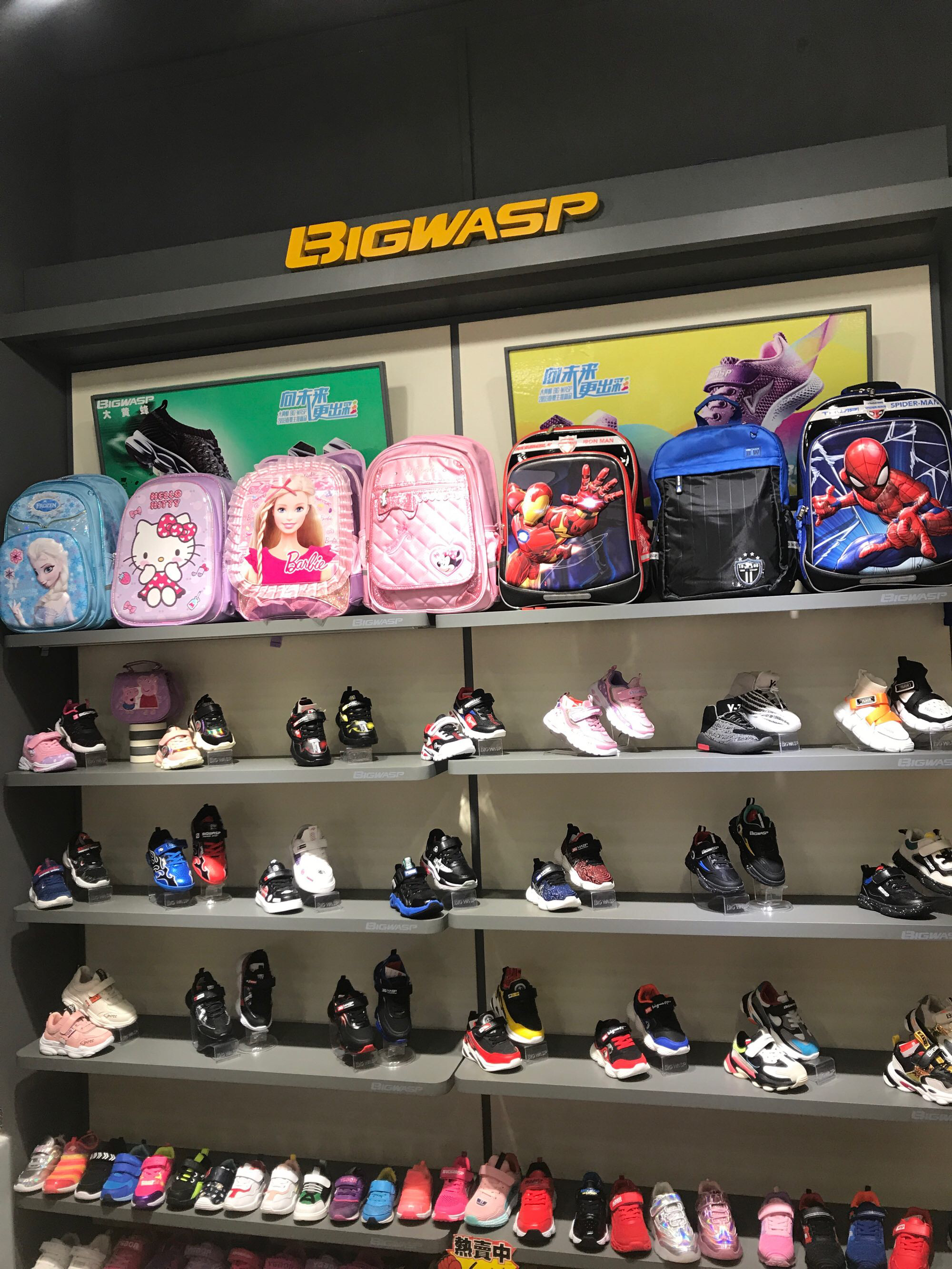 4万元加盟儿童装店所需的设备费用包括:1. 店铺装修和陈列设备;2.