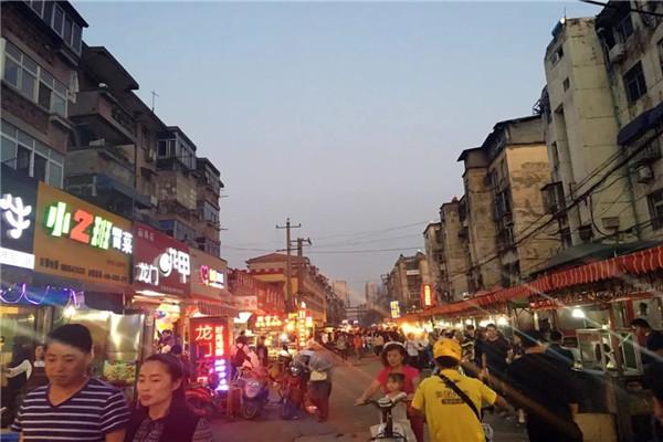 街汇聚了一批传统特色小吃,包括淮南本土牛肉汤,羊肉汤,特色烧烤,全市