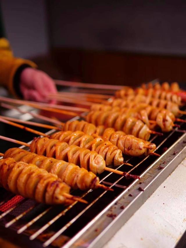 摆地摊火了这些火爆街头的小吃生意好低成本经常排队不愁卖