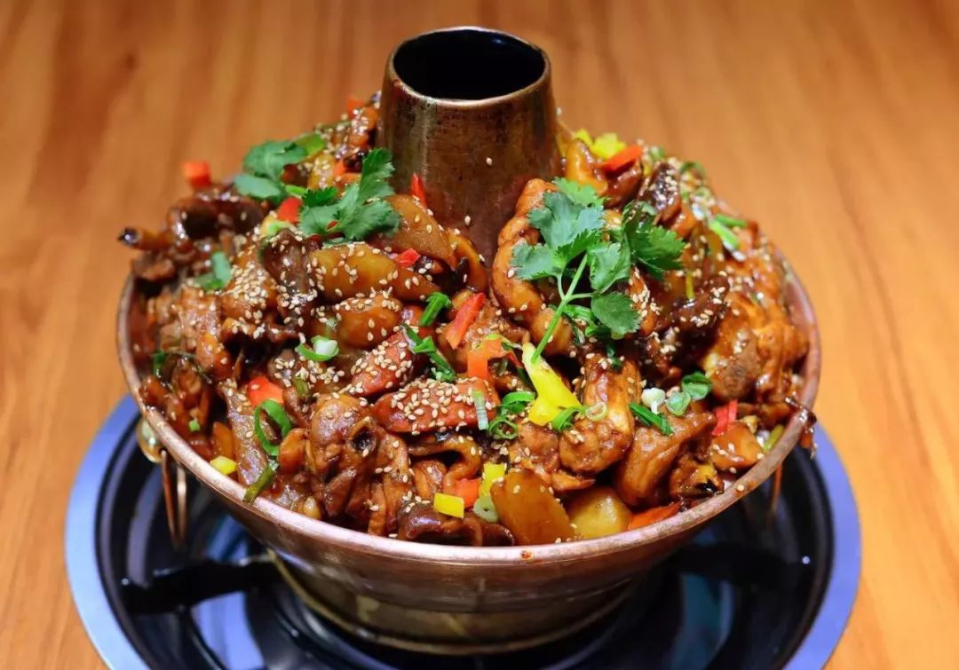 在堂食,做法类似铜锅牛蛙,在2019年成立的火锅鸡品牌有燚凤楼火锅鸡